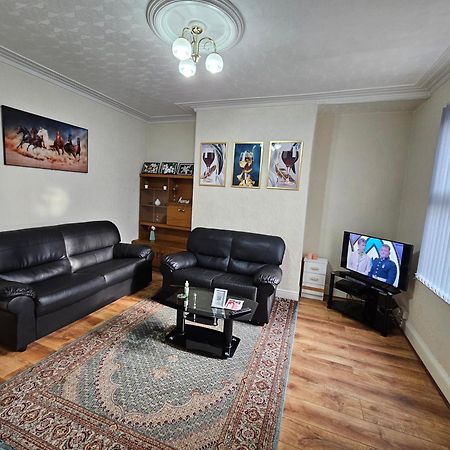 Spacious Two Bedroom House, Parking And Wifi Leeds  Ngoại thất bức ảnh