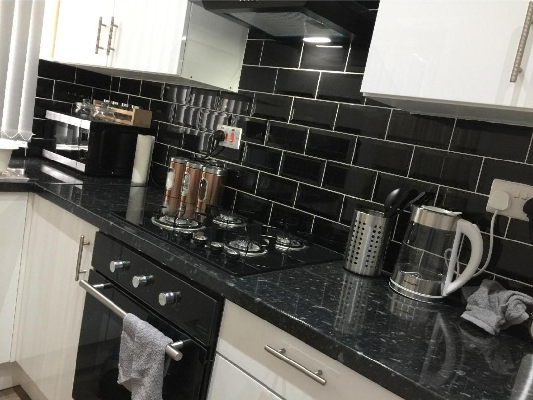 Spacious Two Bedroom House, Parking And Wifi Leeds  Ngoại thất bức ảnh