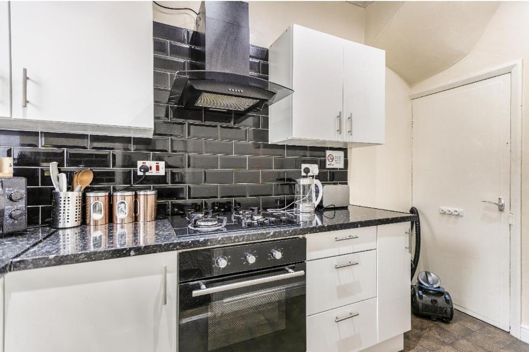 Spacious Two Bedroom House, Parking And Wifi Leeds  Ngoại thất bức ảnh
